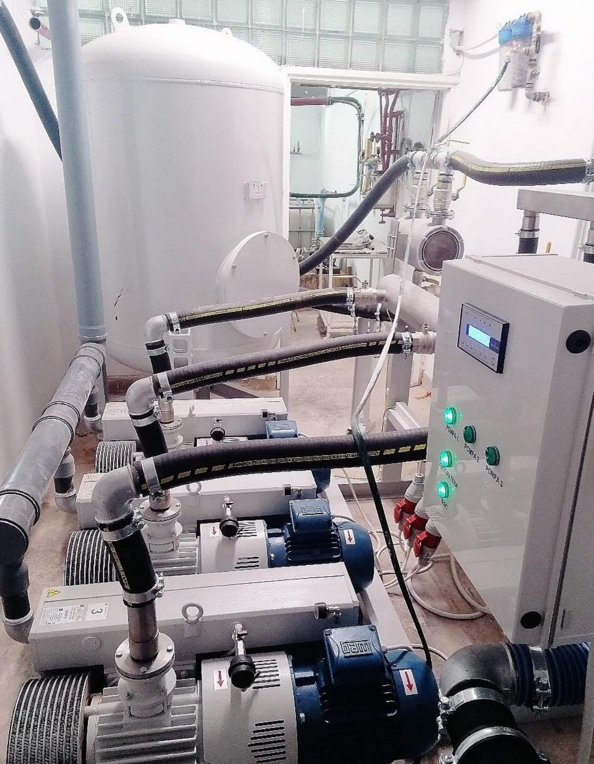 Pełne ujęcie agregatu próżni centralnej AVA700M firmy Amedica.