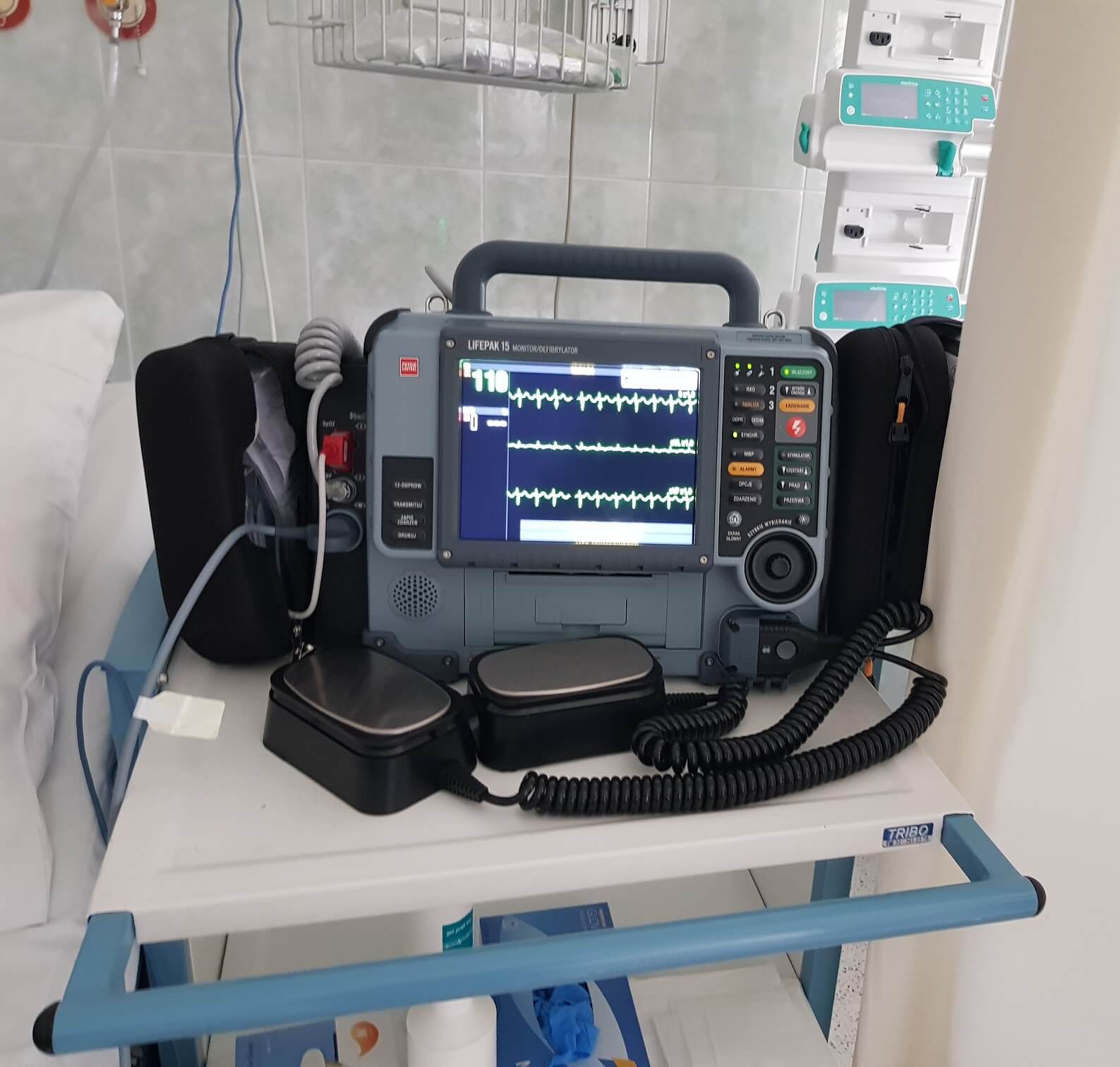 Defibrylator z kardiowersją i transmisją danych.